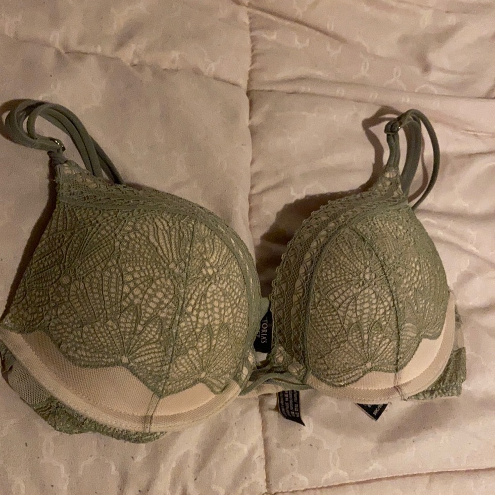 Victoria Secret Bombshell Bra in Size 30C